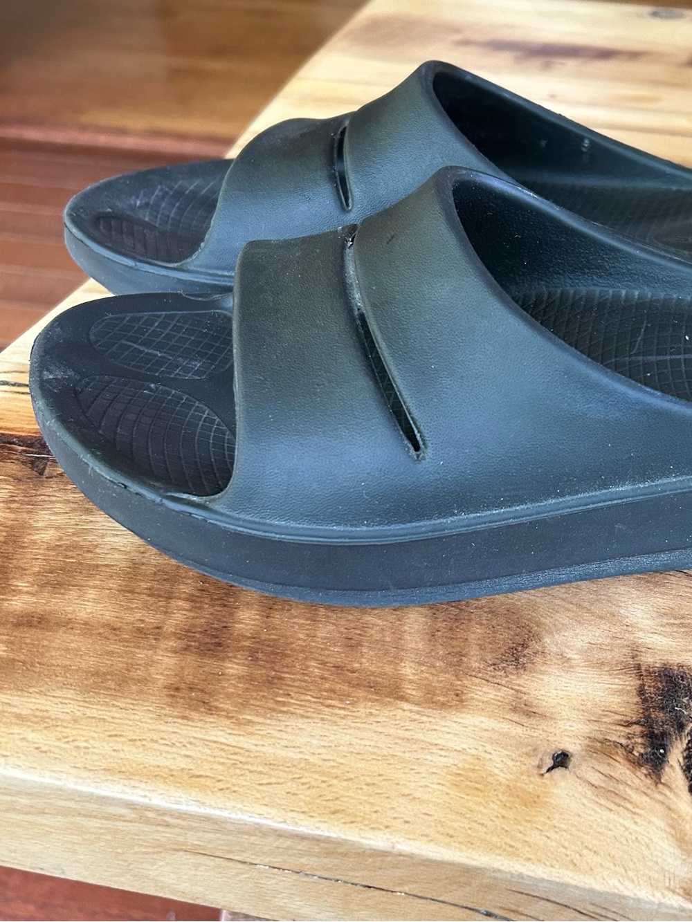 OOFOS Black Recovery Slide Sandal